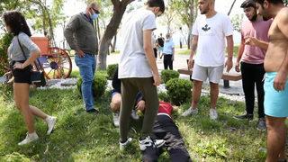 İğrenç olay! Sahilde kabindeki genç kızları görüntülerken yakalandı