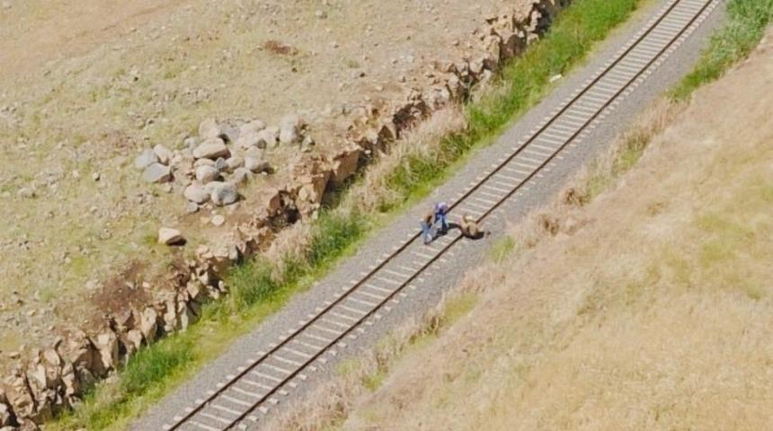 Faciaya neden olacaklardı! Tren raylarını çalarken yakalandılar