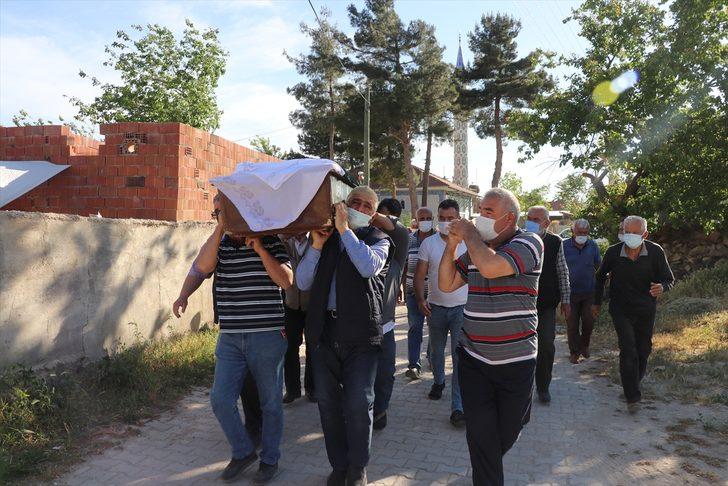 İzmir'de annesi tarafından öldürüldüğü ileri sürülen genç kadın Denizli'de defnedildi G2