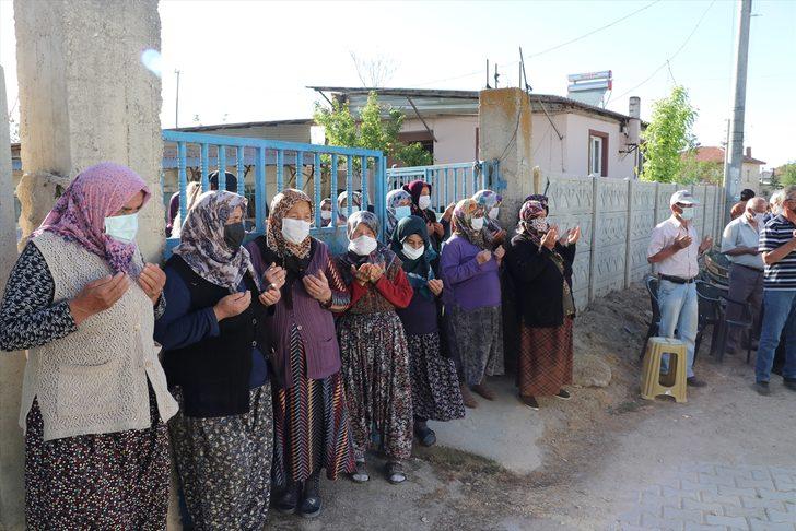 İzmir'de annesi tarafından öldürüldüğü ileri sürülen genç kadın Denizli'de defnedildi G3