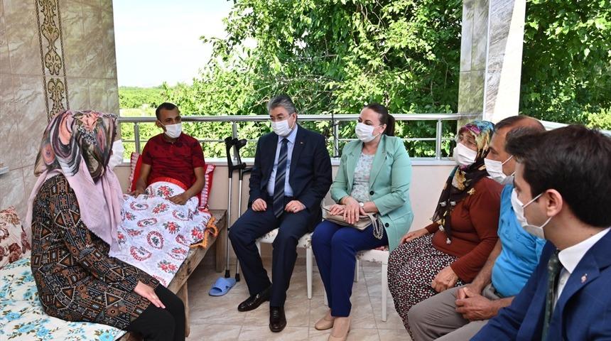 Osmaniye Valisi Erdinç Yılmaz, yaralı askeri evinde ziyaret etti