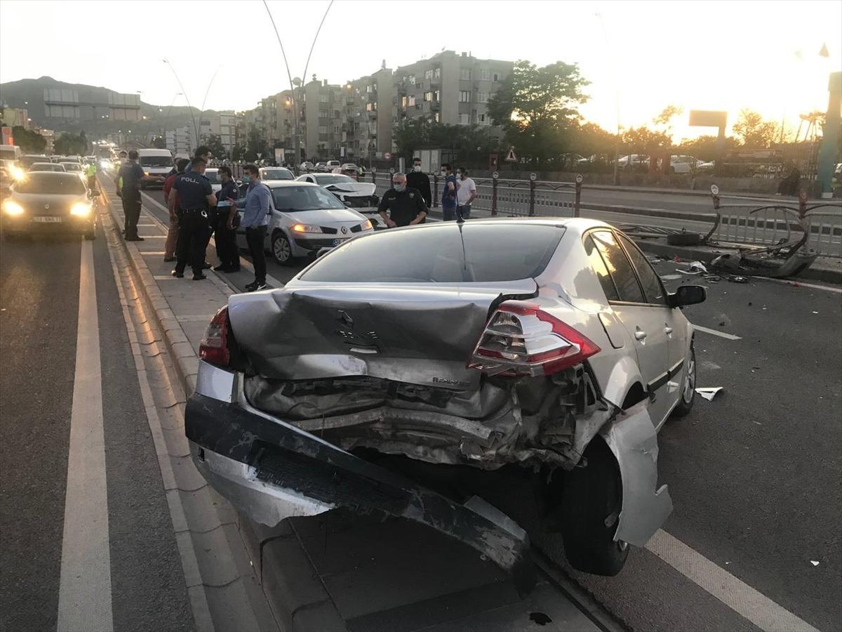 Kayseri'de &ccedil;arpışan iki otomobilin s&uuml;r&uuml;c&uuml;s&uuml; yaralandı
