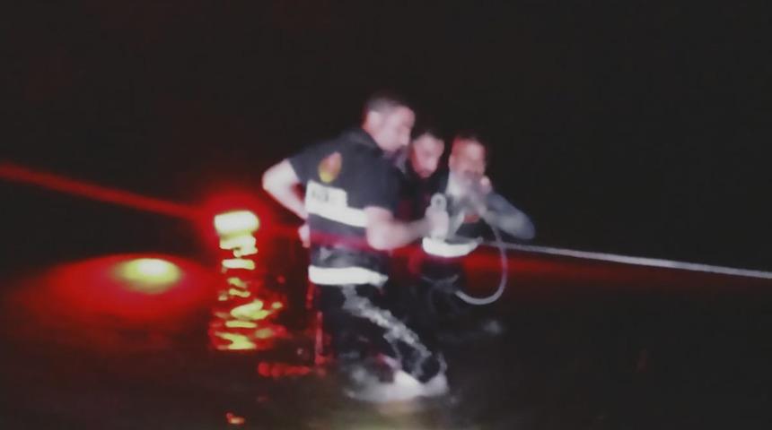 Otomobil baraj gölüne uçtu! Boğulmaktan son anda kurtarıldılar