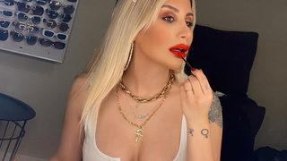 İrem Derici siyah bikinisiyle ayna karşısında poz verdi