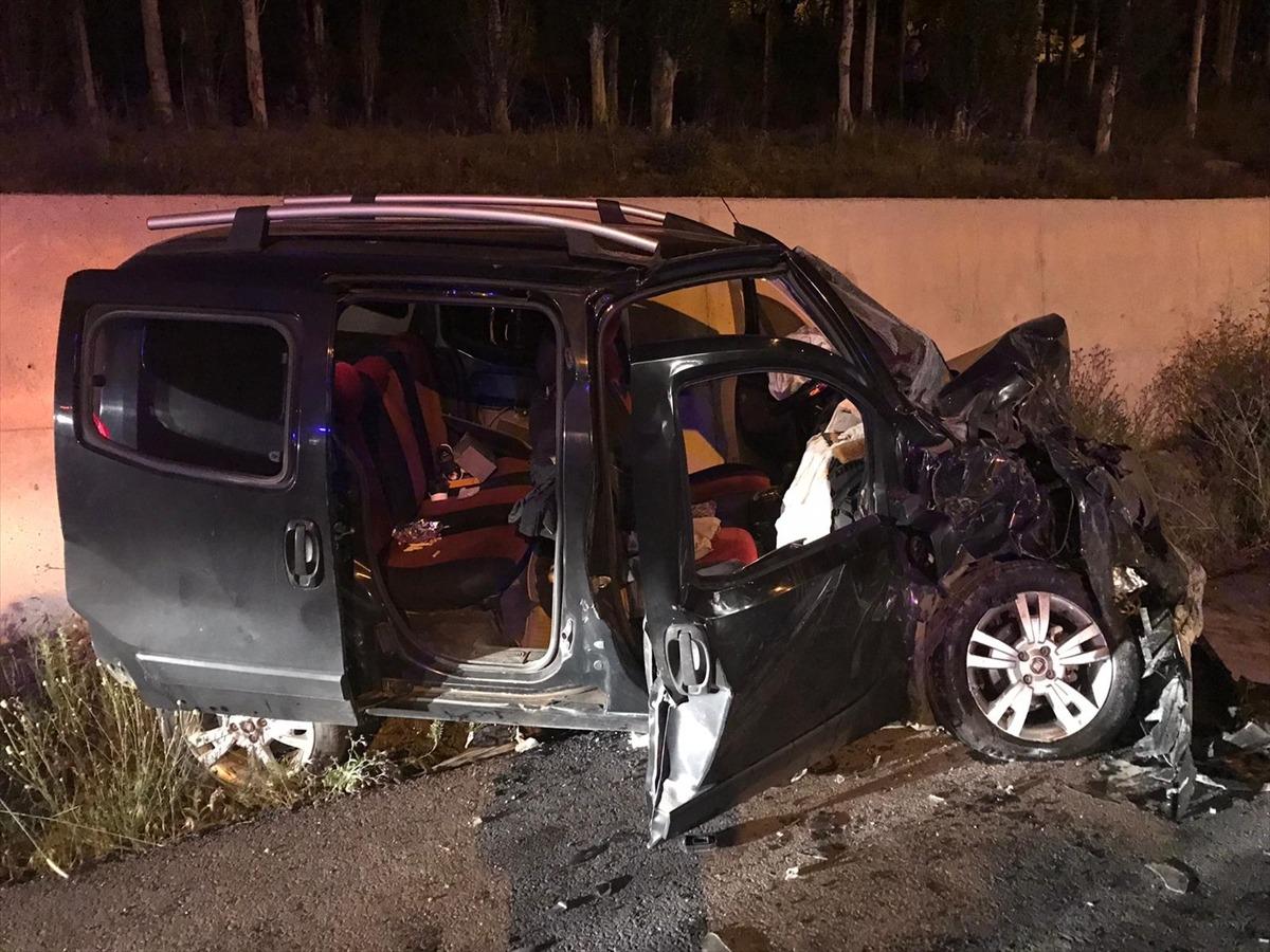 Muş'ta kamyonet ile otomobil &ccedil;arpıştı: 1 &ouml;l&uuml;, 4 yaralı