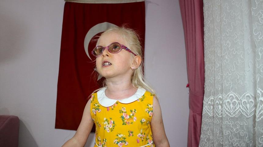 4 yaşındaki Hira, Atatürk'ün Gençliğe Hitabesi'ni ezbere okuyarak 19 Mayıs'ı kutladı