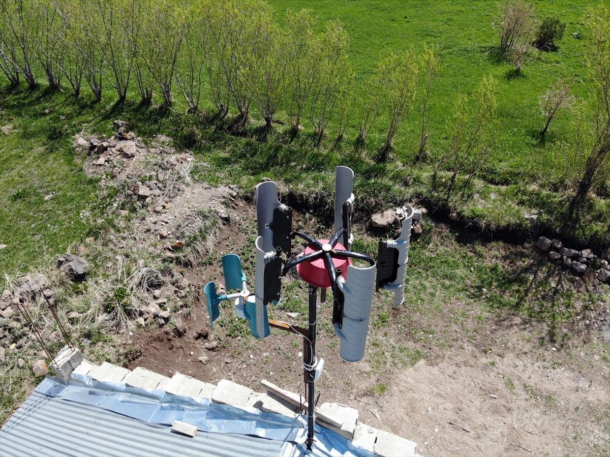ABD'den Ağrı'daki k&ouml;y&uuml;ne d&ouml;n&uuml;p kendi imkanlarıyla yaptığı r&uuml;zgar panelinden elektrik &uuml;retti