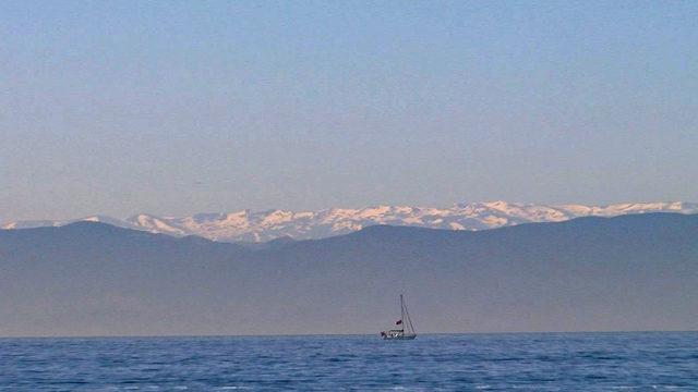 İstanbul'da sahilde yürüyüp Uludağ'ı seyrettiler