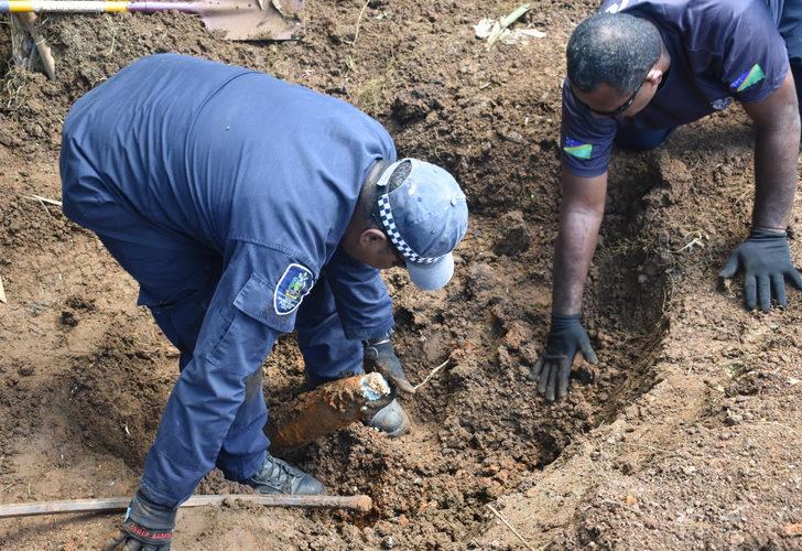 Solomon Adaları’nda bahçesine çukur kazan kişi 101 adet bomba buldu