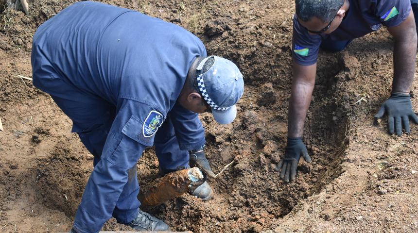 Solomon Adaları&rsquo;nda bah&ccedil;esine &ccedil;ukur kazan kişi 101 adet bomba buldu