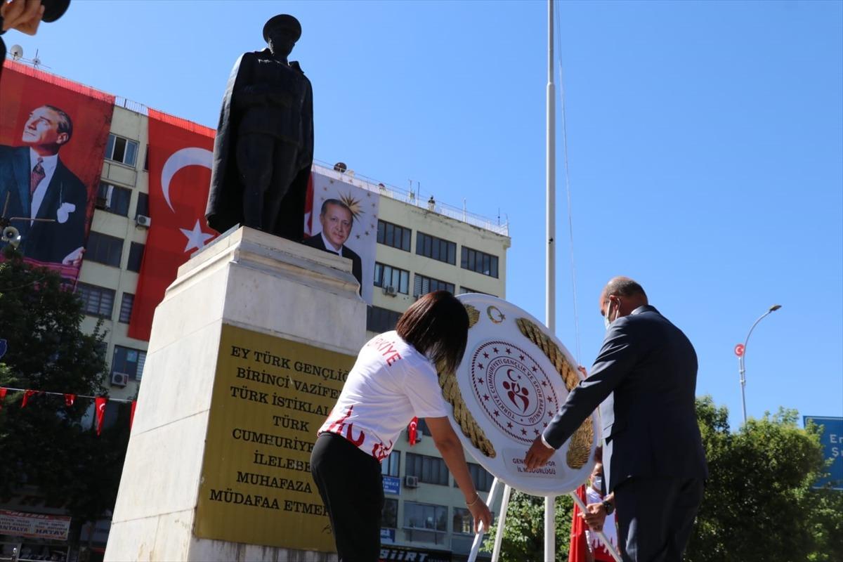 Diyarbakır'da 19 Mayıs Atat&uuml;rk'&uuml; Anma, Gen&ccedil;lik ve Spor Bayramı halk oyunları g&ouml;sterisiyle kutlandı