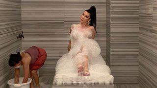 Hande Yener köpükler içinde!