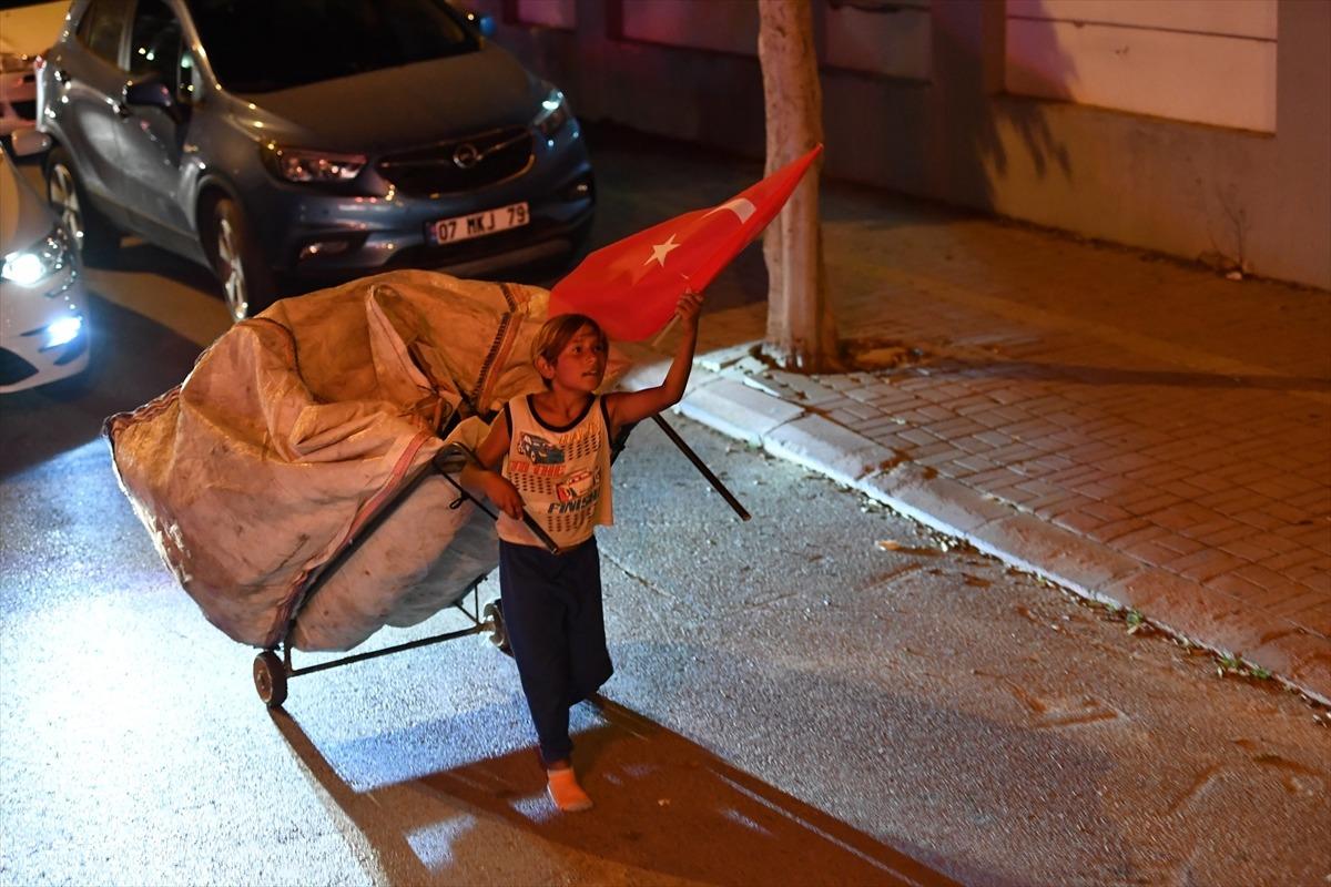 Antalya'da kağıt toplayan &ccedil;ocuk, elinde bayrakla kortej tırının peşinden koştu