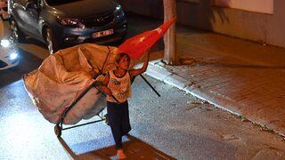 Antalya'da kağıt toplayan çocuk, elinde bayrakla kortej tırının peşinden koştu