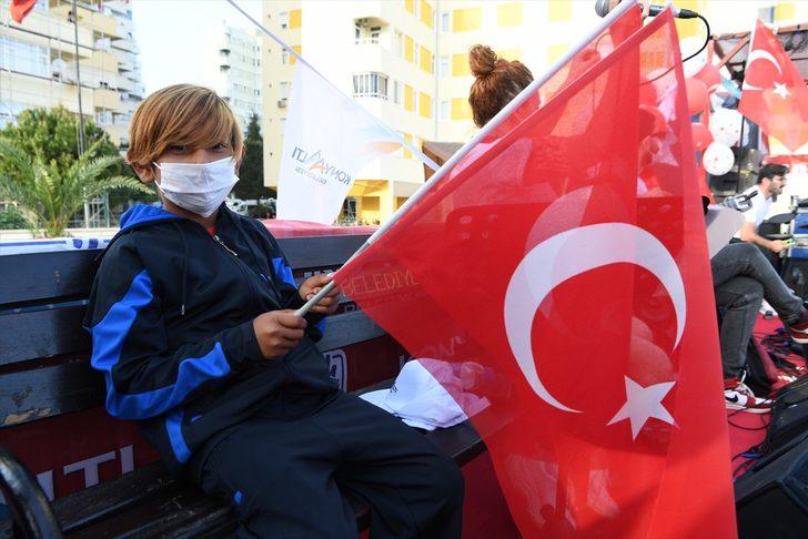 Antalya'da kağıt toplayan çocuk, elinde bayrakla kortej tırının peşinden koştu G2