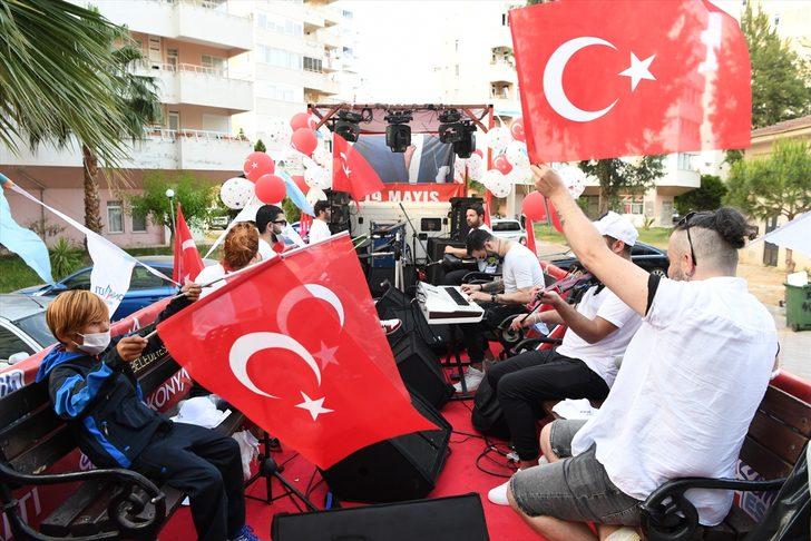 Antalya'da kağıt toplayan çocuk, elinde bayrakla kortej tırının peşinden koştu G3