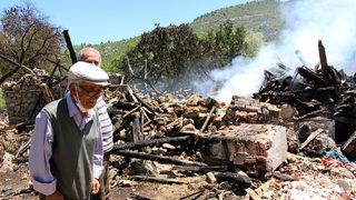 Yanan evinin enkazına bakıp 50 yıllık yuvam yandı diyerek ağladı