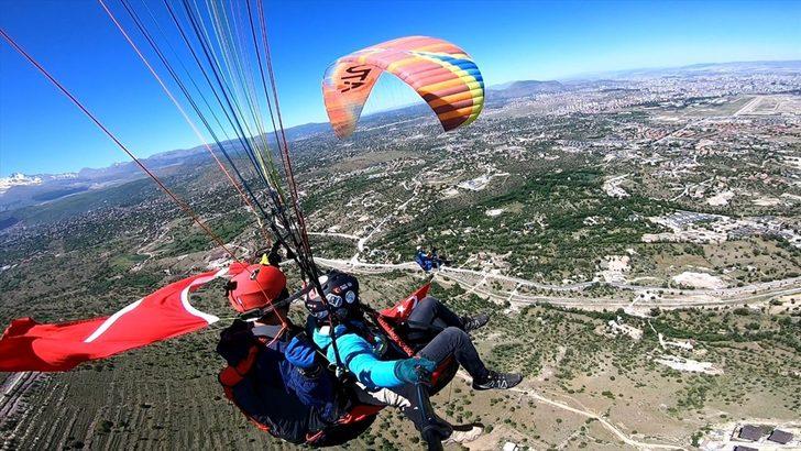 Kayseri'de sporcular, 19 Mayıs'ı yamaç paraşütü atlayışıyla kutladı G1
