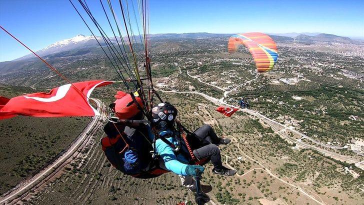 Kayseri'de sporcular, 19 Mayıs'ı yamaç paraşütü atlayışıyla kutladı G2
