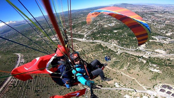Kayseri'de sporcular, 19 Mayıs'ı yamaç paraşütü atlayışıyla kutladı G3