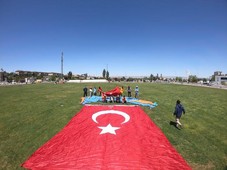 Kayseri'de sporcular, 19 Mayıs'ı yamaç paraşütü atlayışıyla kutladı G4