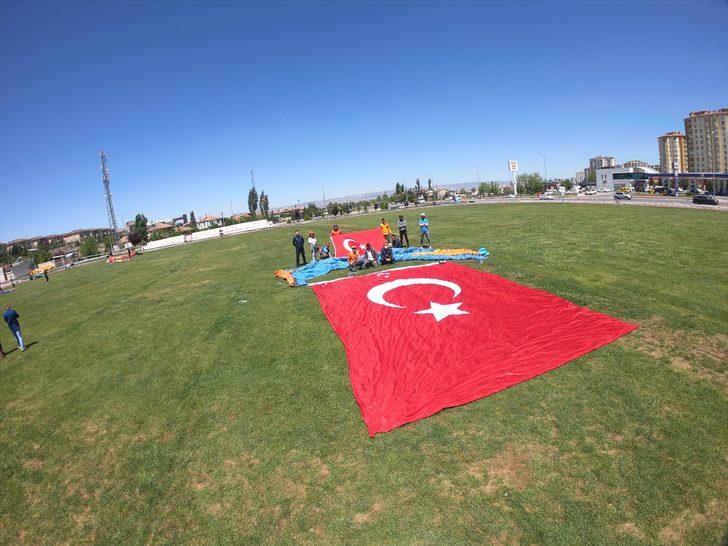 Kayseri'de sporcular, 19 Mayıs'ı yamaç paraşütü atlayışıyla kutladı G5