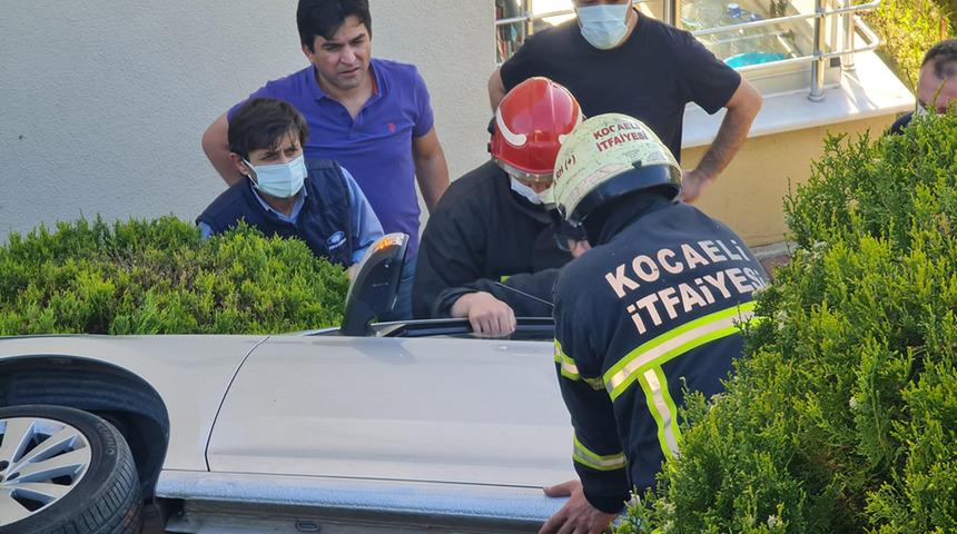 Fren yerine gaza basınca apartmanın bahçesine düştü