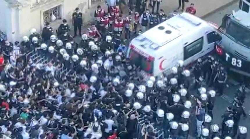 Akaretler'de bariyeri geçmeye çalışan taraftara müdahale