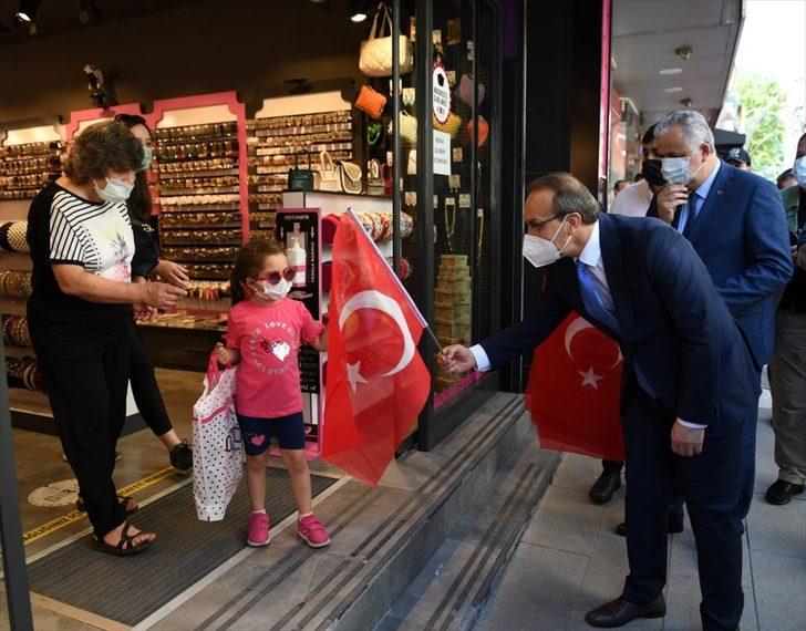 Kocaeli Valisi Seddar Yavuz, esnaf ve vatandaşlara Türk bayrağı hediye etti G2