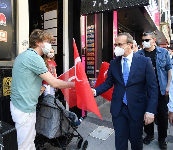 Kocaeli Valisi Seddar Yavuz, esnaf ve vatandaşlara Türk bayrağı hediye etti G3
