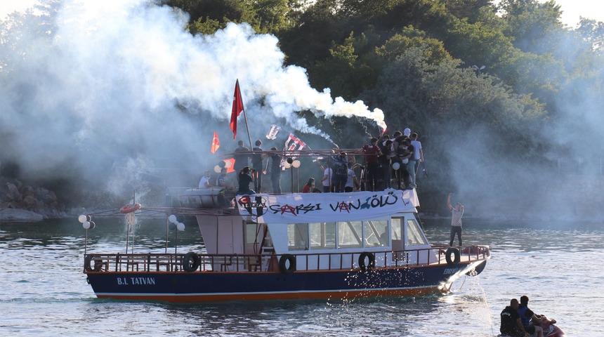 Beşiktaş taraftarının Van Gölü’nde şampiyonluk coşkusu