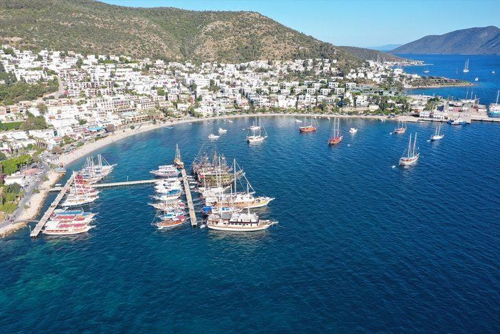 Bodrum'da teknelerin bayraklı seyri ilgi gördü G4