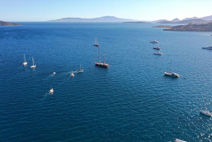 Bodrum'da teknelerin bayraklı seyri ilgi gördü G5