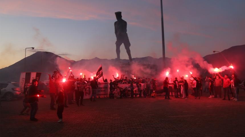 Türkiye’nin en büyük Atatürk heykelinde şampiyonluk kutlaması