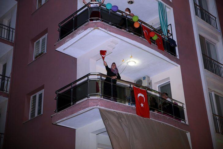 Aydın'da mahalle sakinleri, canlı müzik eşliğinde 19 Mayıs'ı kutladı G2