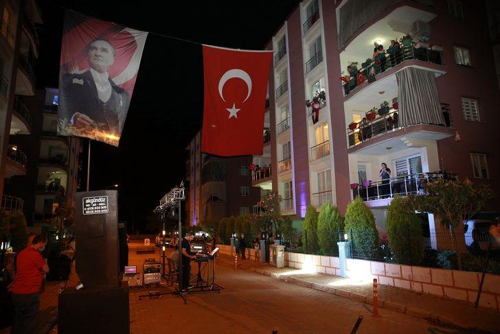 Aydın'da mahalle sakinleri, canlı müzik eşliğinde 19 Mayıs'ı kutladı G3