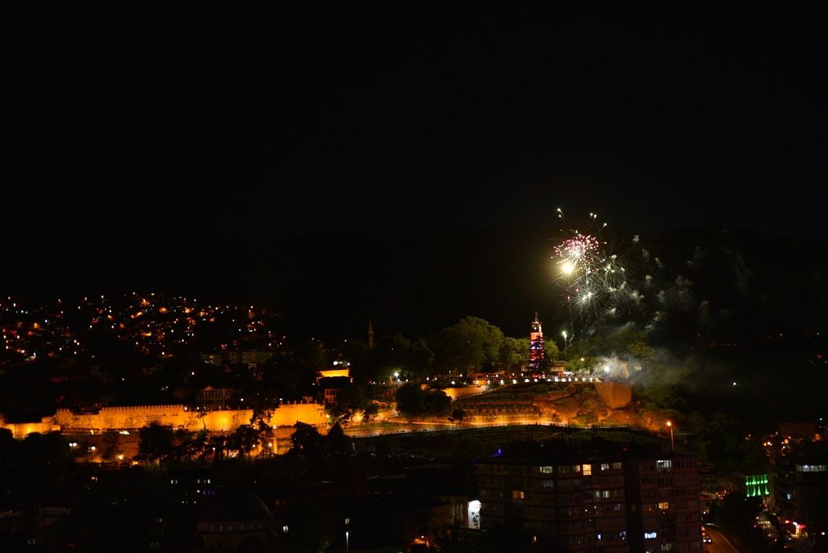 Bursa'da 19 Mayıs Atat&uuml;rk'&uuml; Anma, Gen&ccedil;lik ve Spor Bayramı kutlamalarına havai fişekli final