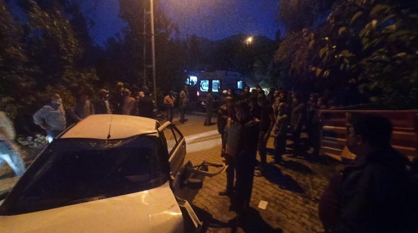 Konya'da istinat duvarına çarpan araç hurdaya döndü