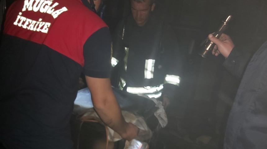 Yangından komşuların dikkati sayesinde kurtuldular