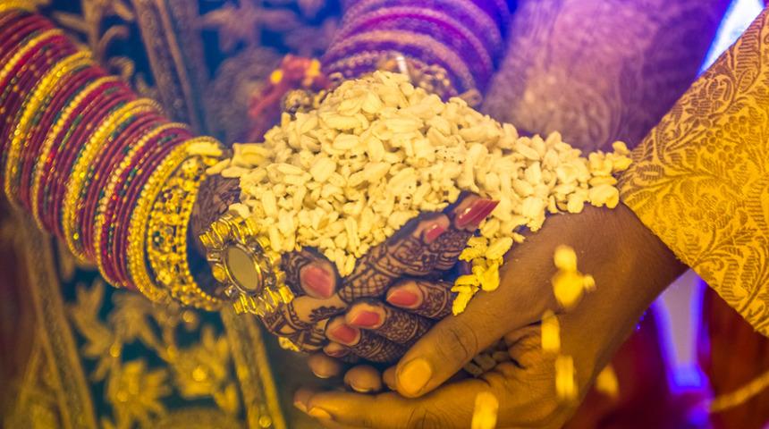 Akılalmaz olay! Damat t&ouml;renin ortasında ka&ccedil;tı, gelin d&uuml;ğ&uuml;ne gelen bir konukla evlendi