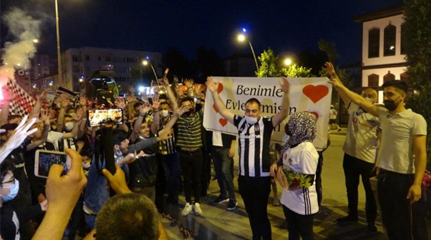 Beşiktaş'ın şampiyonluk kutlamasında s&uuml;rpriz evlilik teklifi