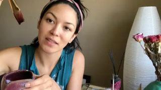 Cildini pürüzsüzleştirdiği iddia ederek regl kanıyla yüzüne maske yapan kadın sosyal medyanın gündemine oturdu