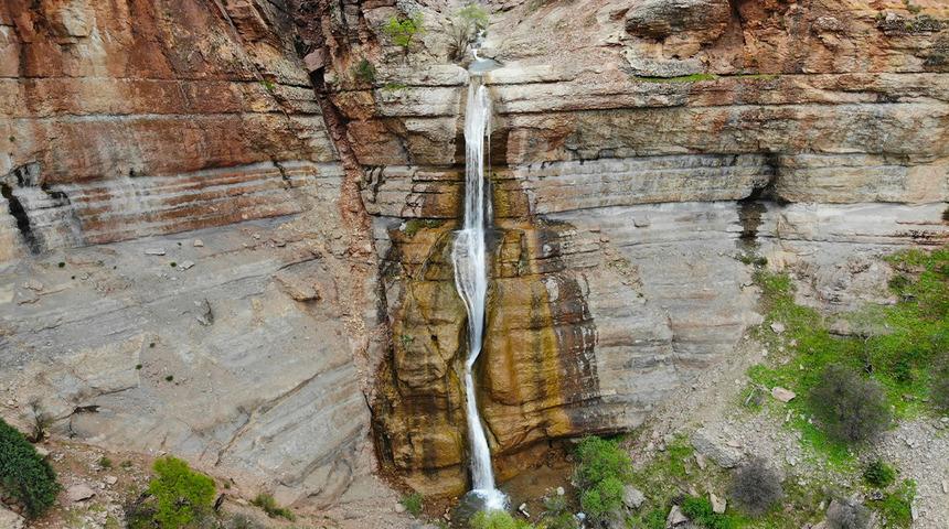 Pülümür Vadisi’nde bahar güzelliği! Doğa tutkunlarının gözdesi oldu