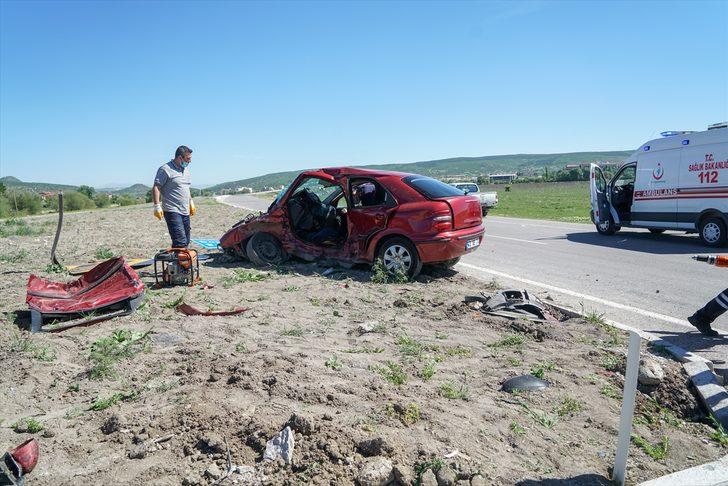 Kütahya'da çarpışan iki otomobilden birinin sürücüsü hayatını kaybetti G3