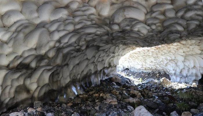 Batman’daki 2 bin 500 rakımdaki kar tünelleri büyük bir merakla ziyaret ediliyor