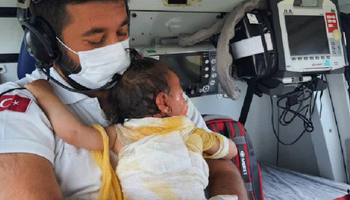 Üzerine sıcak su dökülen Beril bebek böyle taşındı! Sağlık görevlisine sıkı sıkı sarıldı