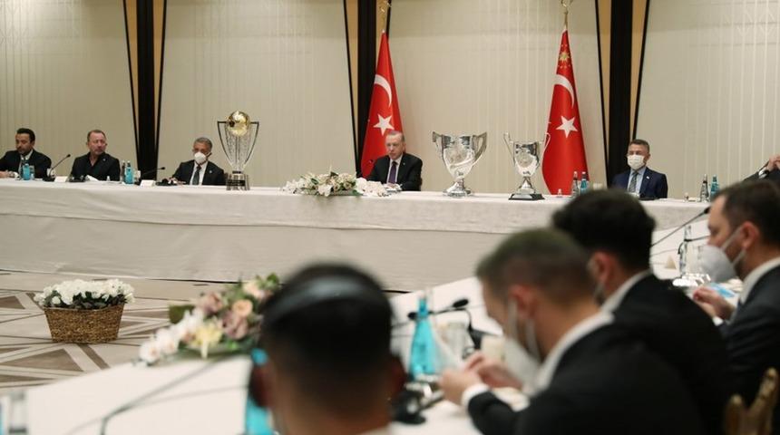 Cumhurbaşkanı Erdoğan, Beşiktaş yöneticilerini ve futbolcularını kabul etti