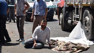 Oğlu peşinden koşarken kamyonun altında can verdi, Kendimi nasıl affedeceğim diye ağladı