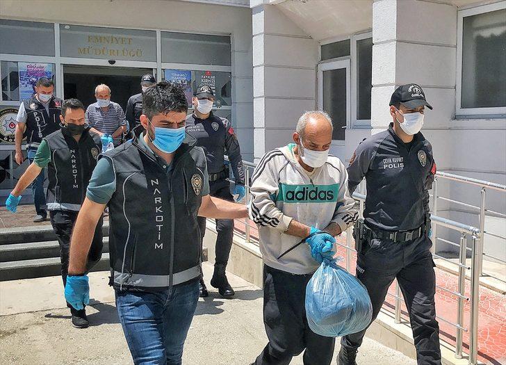 Suriye açıklarında bir gemide yaklaşık 1,5 ton esrarın ele geçirildiği "Onur Operasyonu" kapsamında gözaltına alınan 6 zanlı Mersin'de tutuklandı. G1