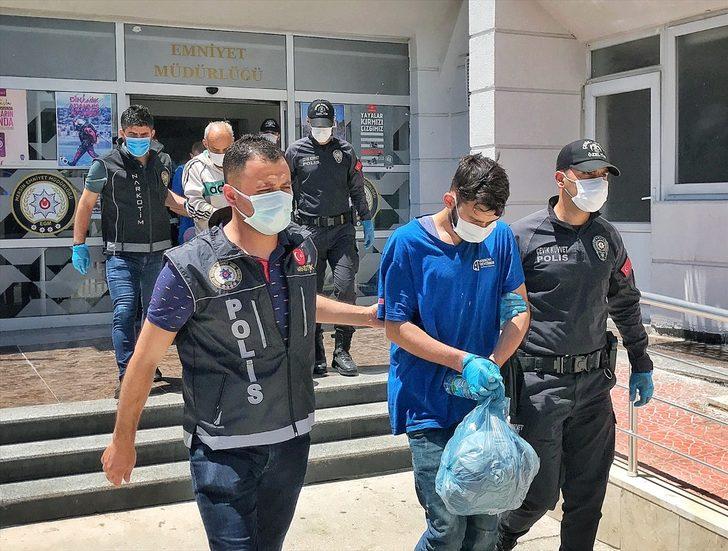 Suriye açıklarında bir gemide yaklaşık 1,5 ton esrarın ele geçirildiği "Onur Operasyonu" kapsamında gözaltına alınan 6 zanlı Mersin'de tutuklandı. G2